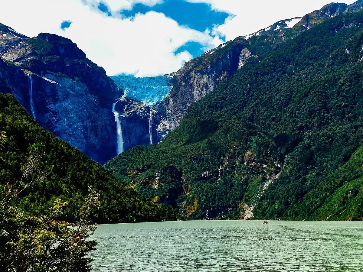 Ventisquero Colgante hanging glacier, Queulat National Park